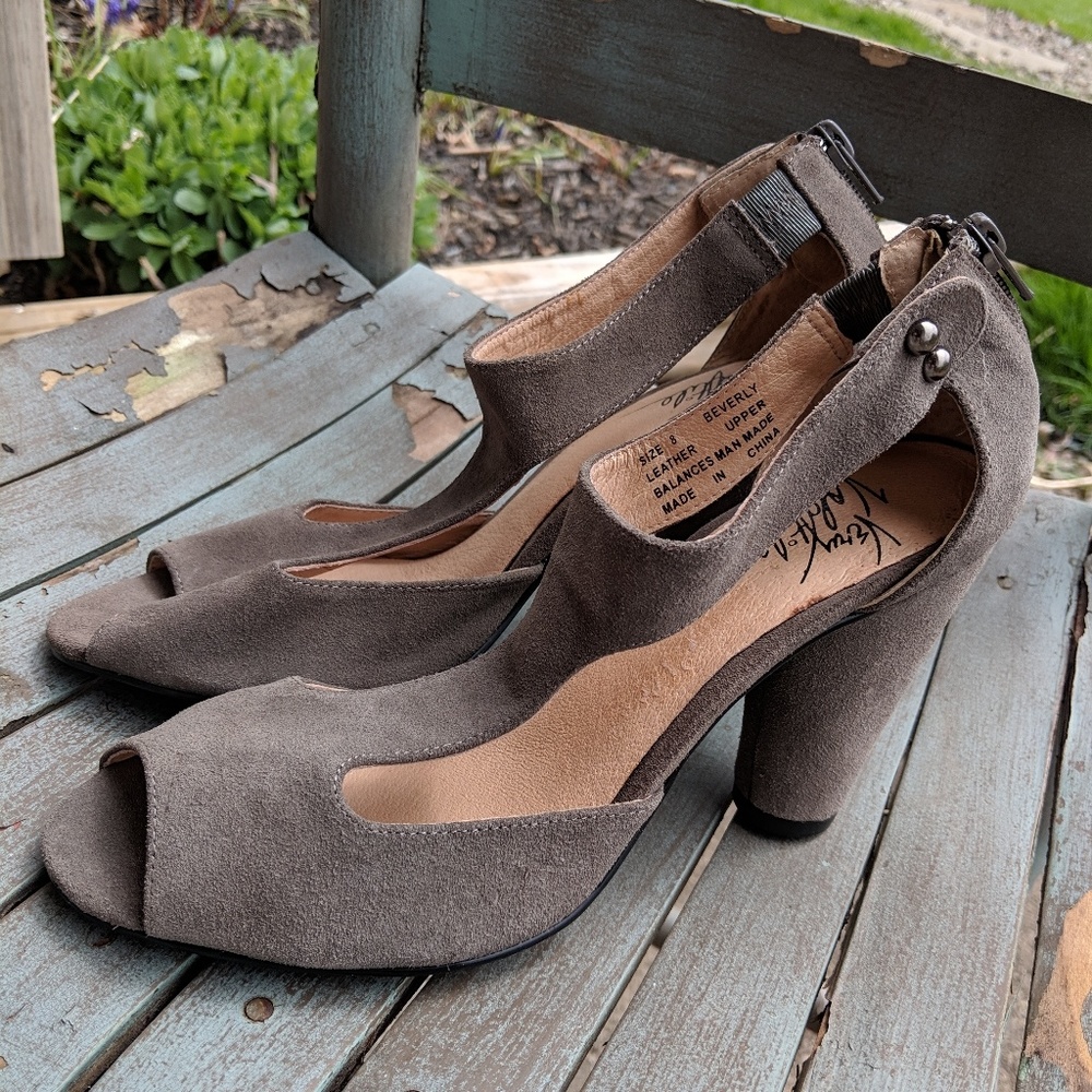NWOT Very Volatile Grey Leather Open Toe Heels 8M
